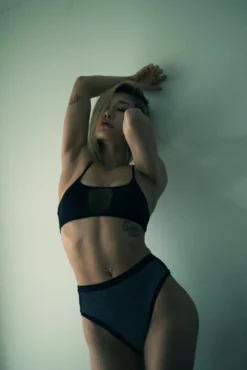 Hamade Activewear Scoop Neck Mesh Top - Black