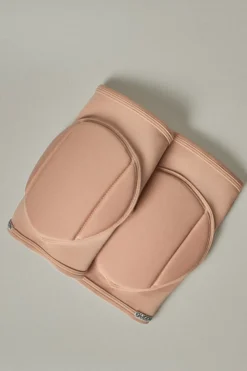 Queen Accessories Queen Kneepads - Latte